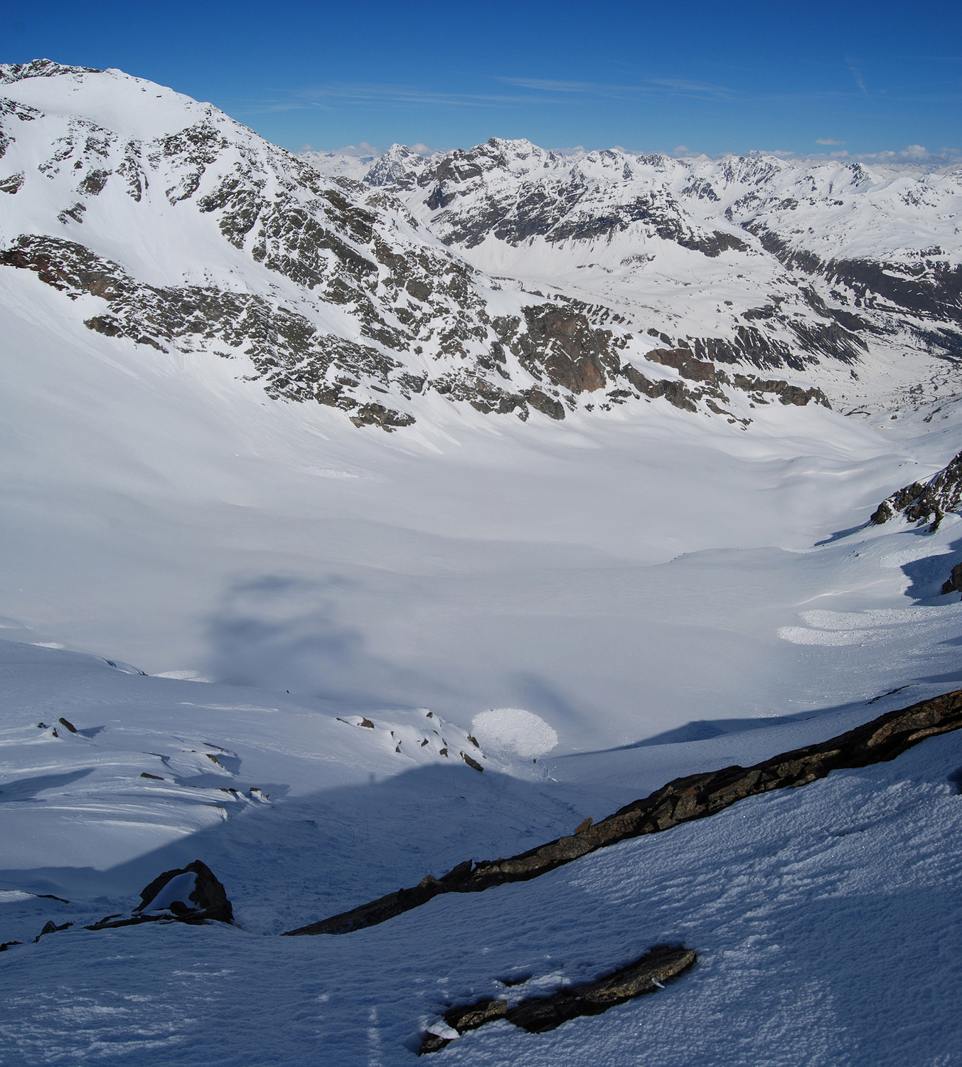 Dalla cma del Sasso di Conca 3150 m, sguardo sulla paretina W e sulla Vedretta di Dosdè E.