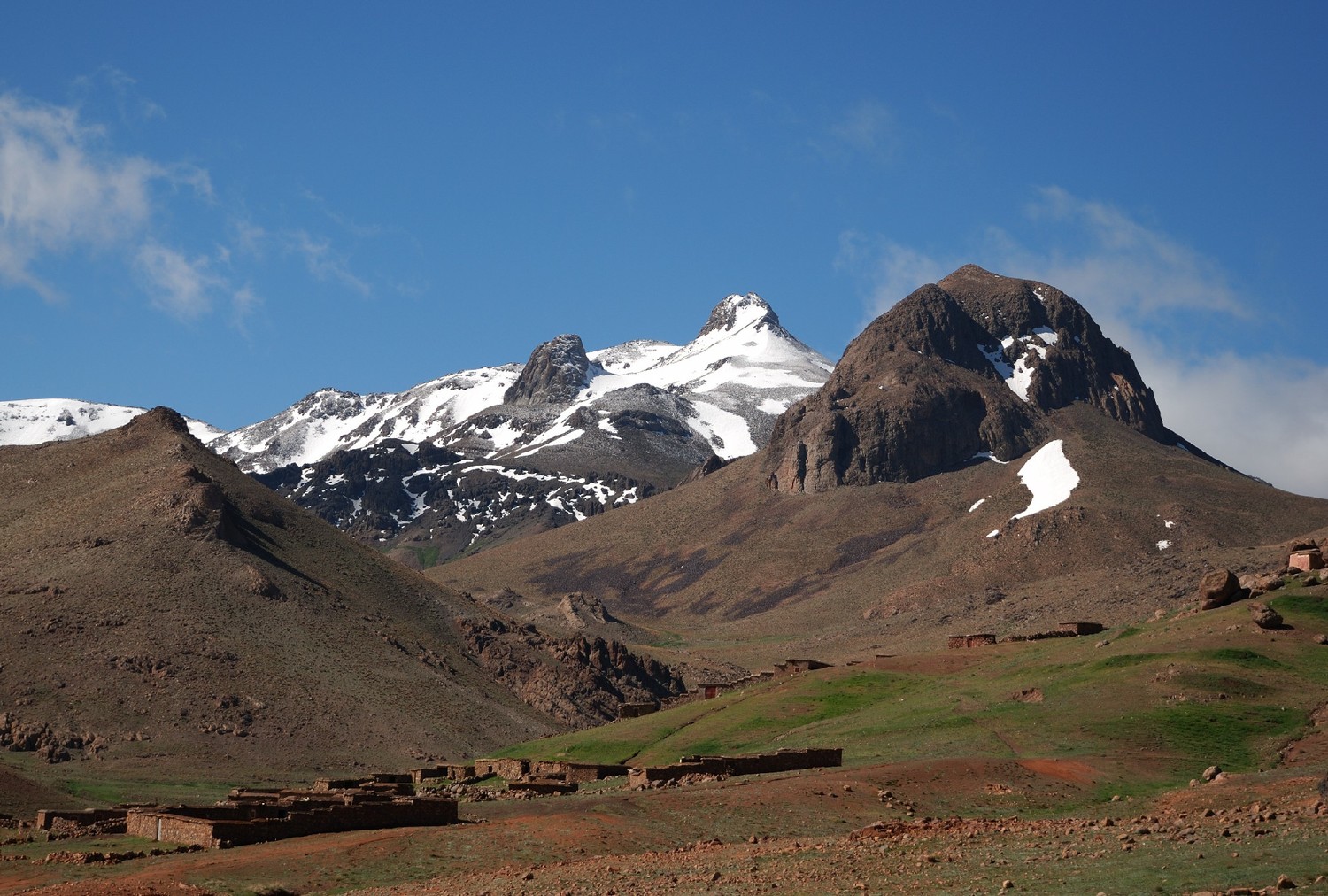 Bergerie d'Iriri, au fond le Djebel Sirouah enneigé