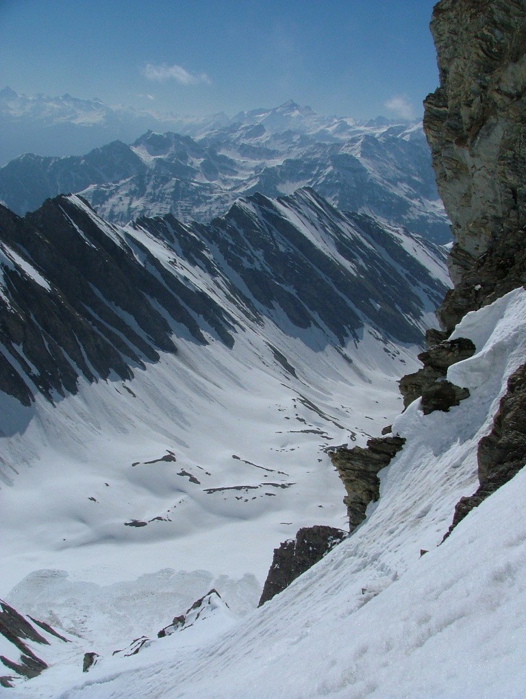 le Berrio Blanc : arrivée vers le col 3125 m, à remarquer l'épaisseur de la dernière neige qui a glissé