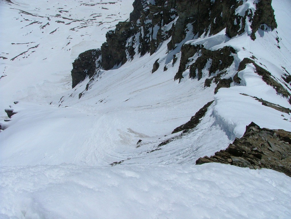 le Berrio Blanc : face SE, je viens de découvrir que la corniche du haut de la face n'était pas franchissable pour redescendre directement du sommet