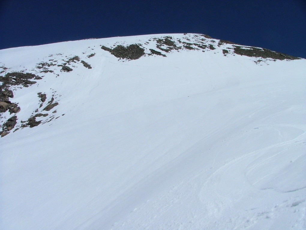 le Berrio Blanc : le haut de la face SW, neige excellente -excepté le passage des rochers, faiblement enneigé-