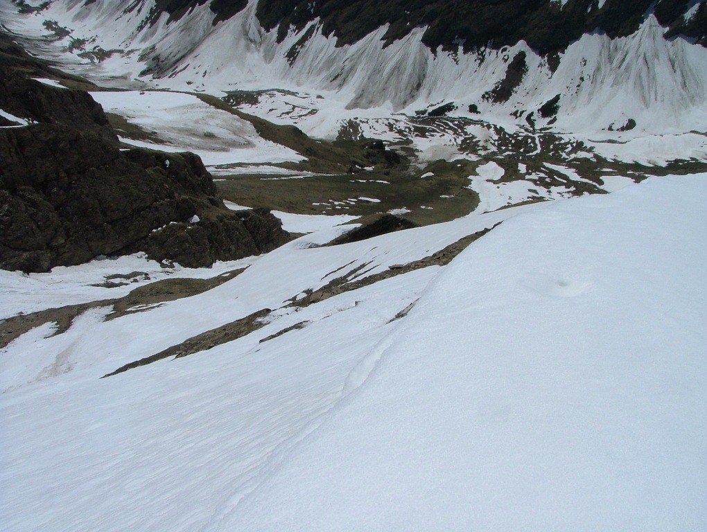 le Berrio Blanc : face SW, la dernière pente skiable en dessous de "l'éperon enneigé", une bonne purge et la sous-couche est excellente à skier