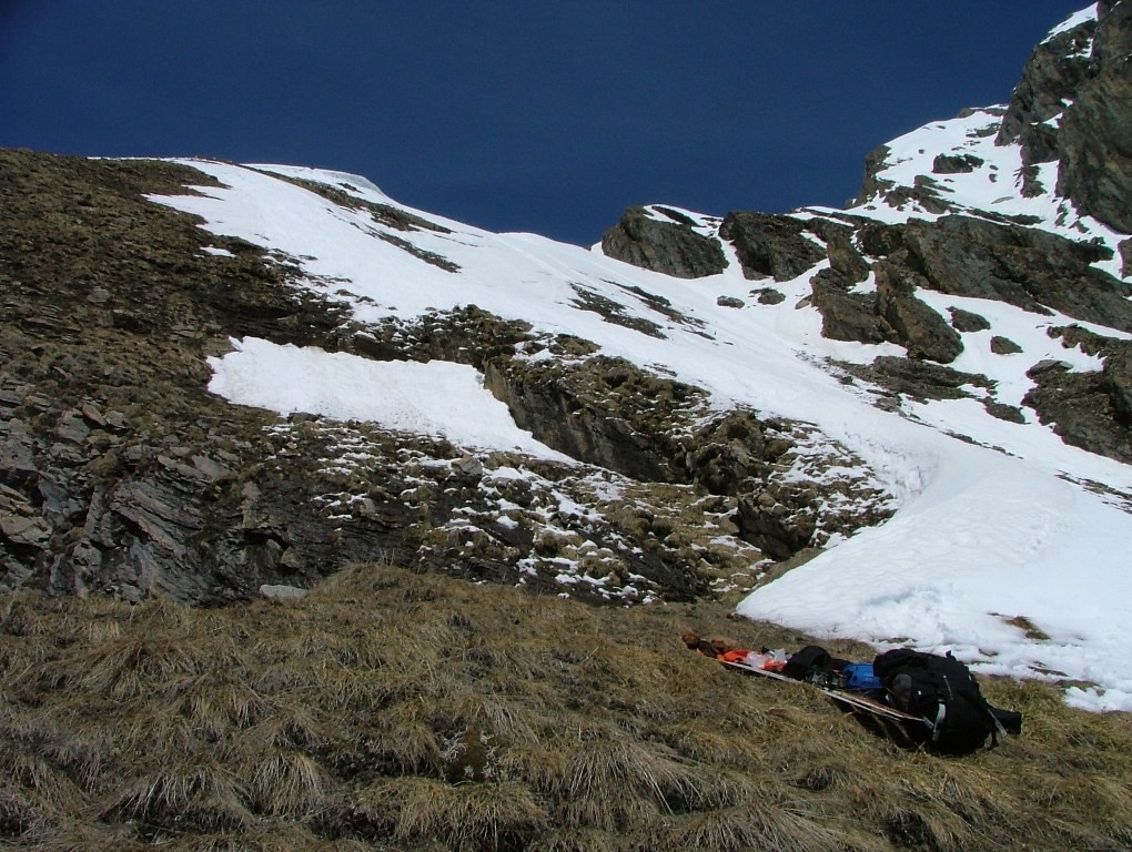 le Berrio Blanc : face SW, la dernière pente skiable en dessous de "l'éperon enneigé", une bonne purge et la sous-couche a été excellente à skier