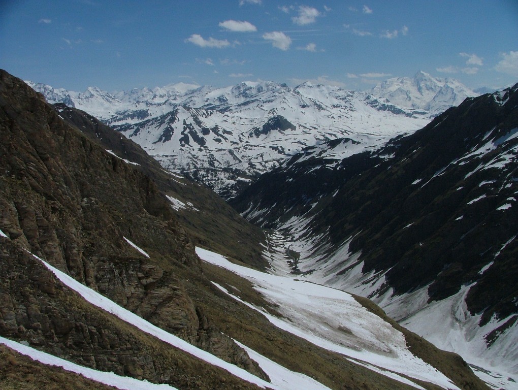 le Berrio Blanc : mais il y a encore assez de neige pour skier jusqu'en bas du vallons des Chavannes vers 1850 m - encore plus de 600 m-