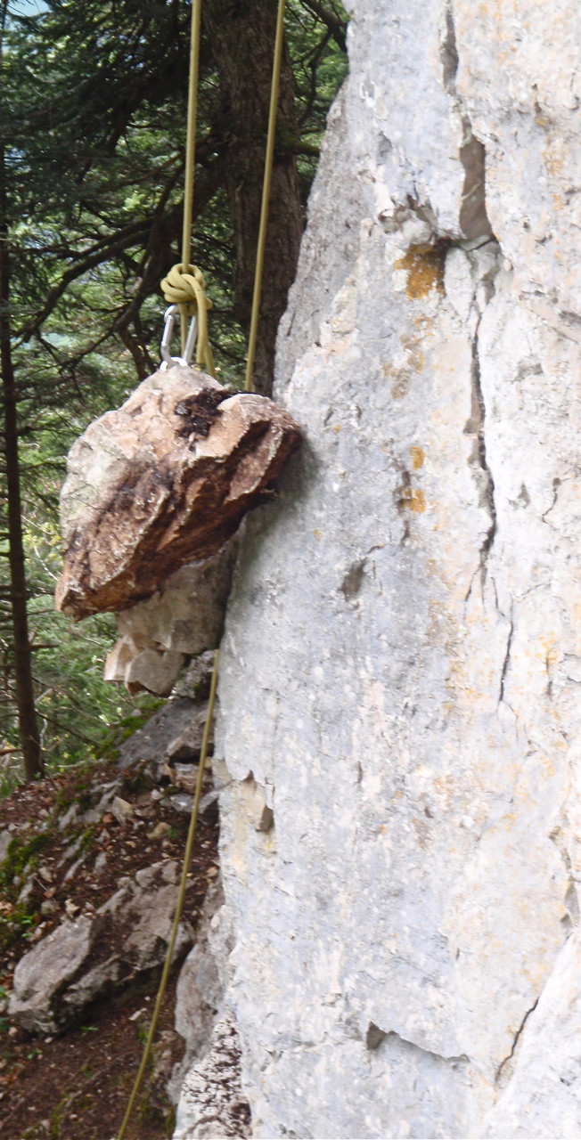 Purger la falaise des blocs instables, méthode inédite, on spite les très grosses pierres et on les descend à la corde
