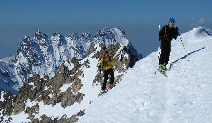 Des skieurs arrivent au sommet