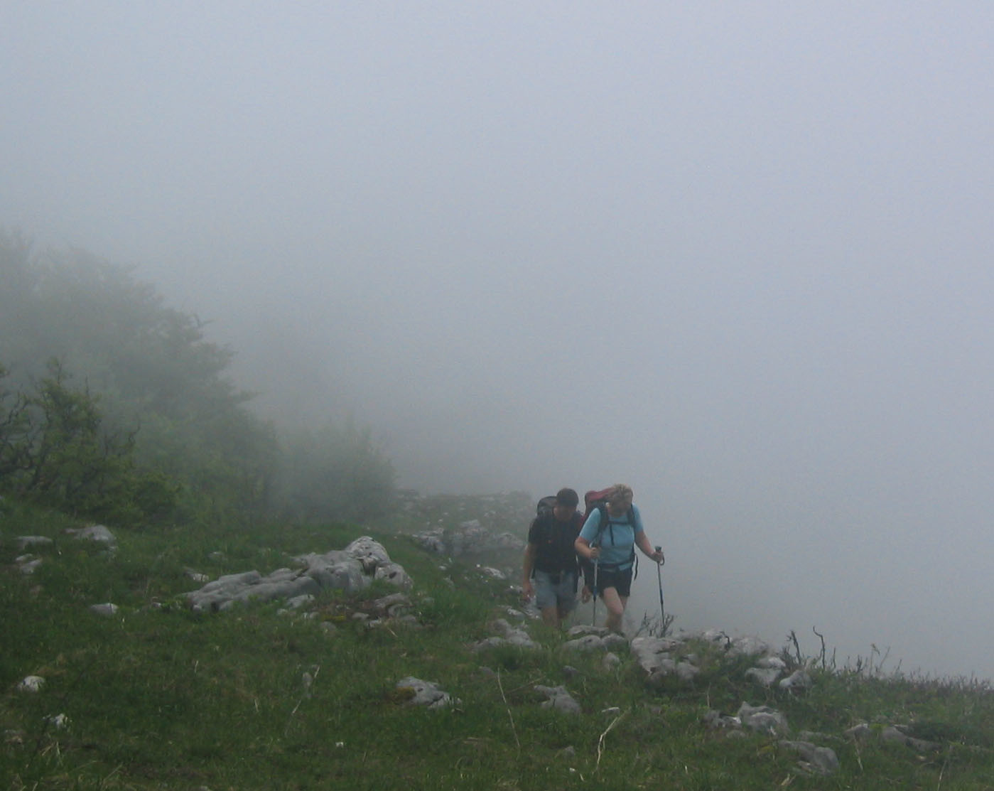 Randonneurs dans la brume