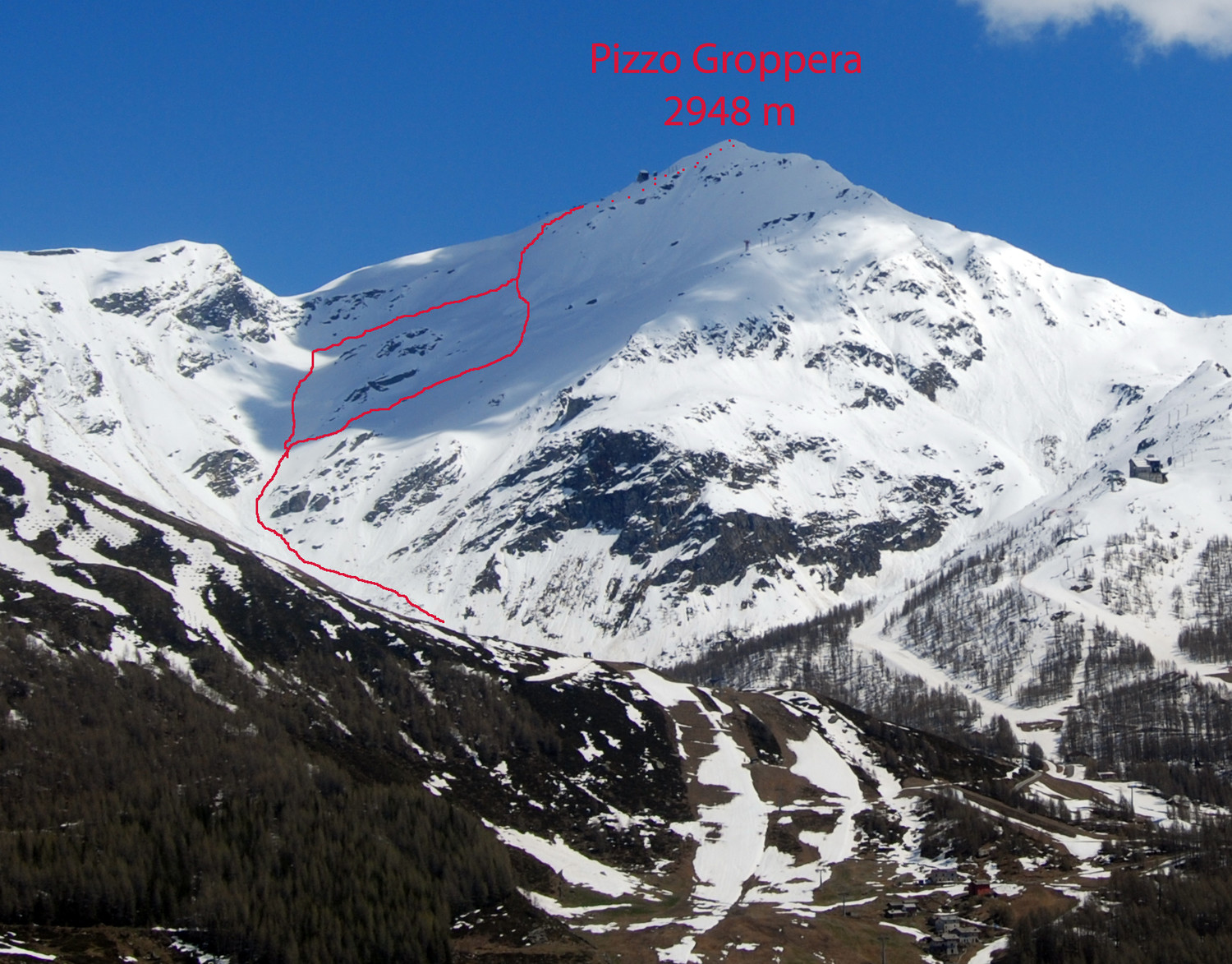 Il Pizzo Groppera 2948 m visto dagli Andossi con i 2 tracciati possibili di salita.
