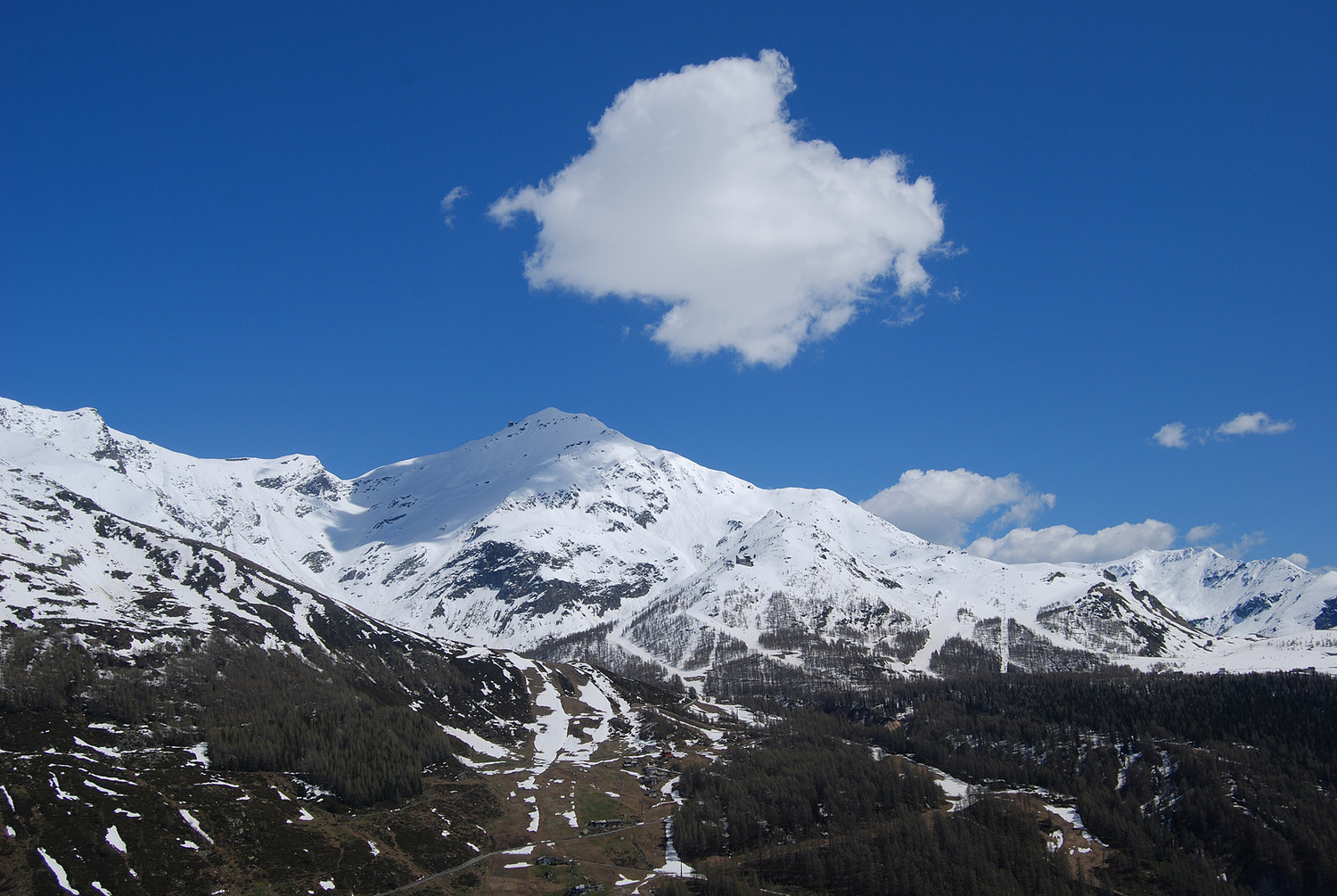 Il Pizzo Groppera 2948 m versante W visto dagli Andossi 1800 m circa.