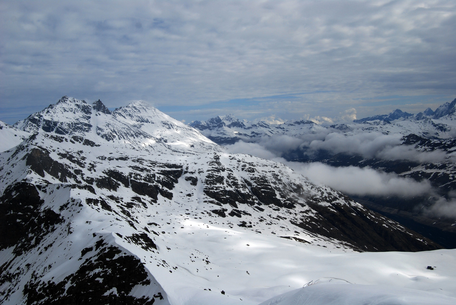 Scendendo dal Pizzo Groppera la Val di Lei e le cime dell'Emet-Guglie d'Altare e Palù sulla sinistra.