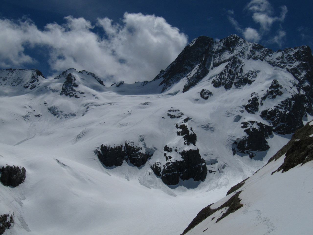 Glacier de la Pilatte bien blanc pour une fin mai