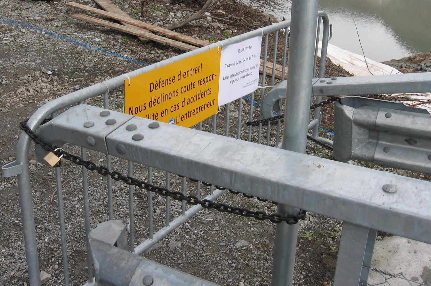 Barrière bien accrochée à escalader