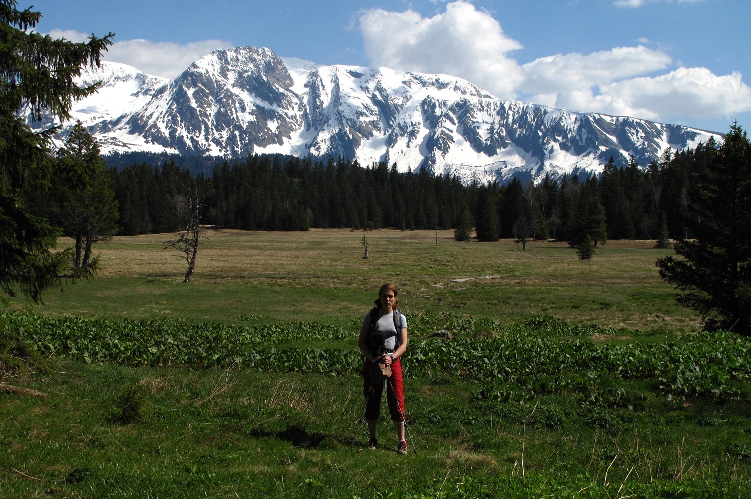 Agnès au plateau d'Arselle sur fond de Taillefer