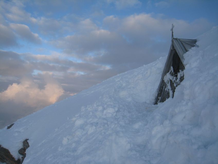 Le refuge-bivouac de Rochemelon (3538 m)