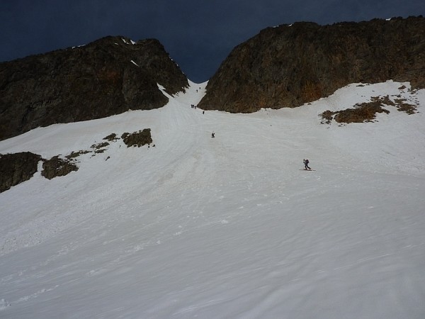 Salendo al Gelas.Il canalone Est che sale alla sella fra le due cime.