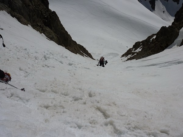 Salendo al Gelas. Il canalone Est dalla sella fra le due cime.