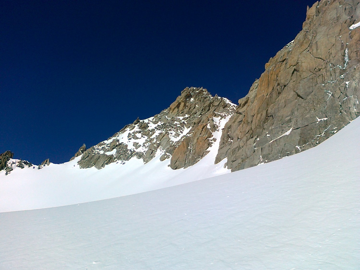 L'aiguille : encore pas mal de neige dans la face