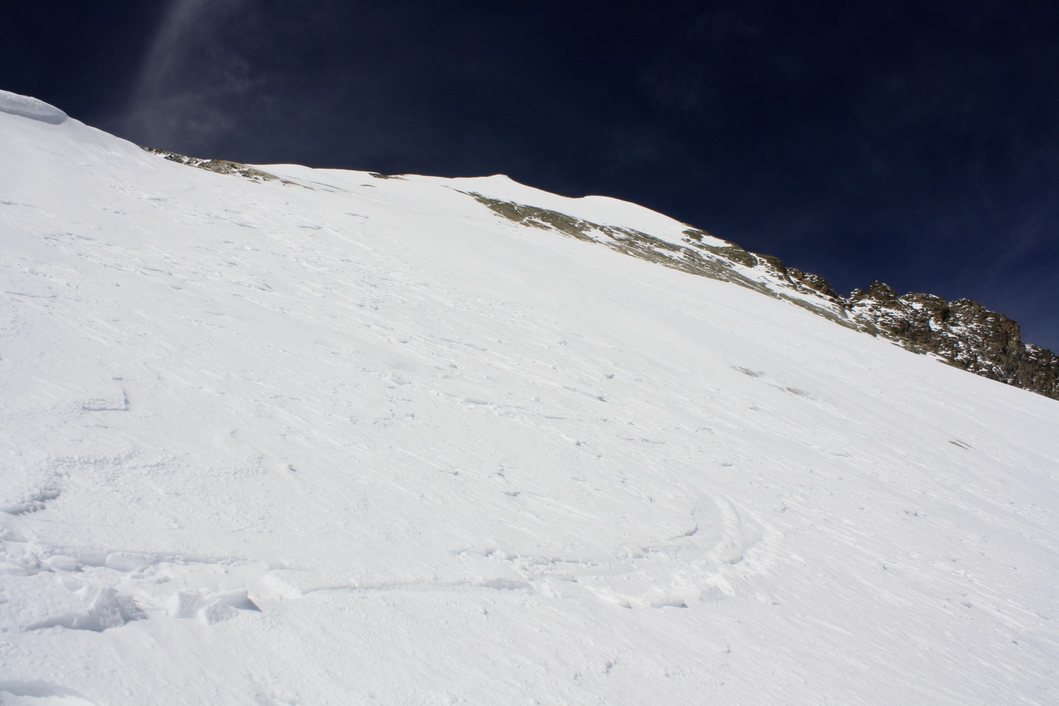 La première pente descendue - neige dure