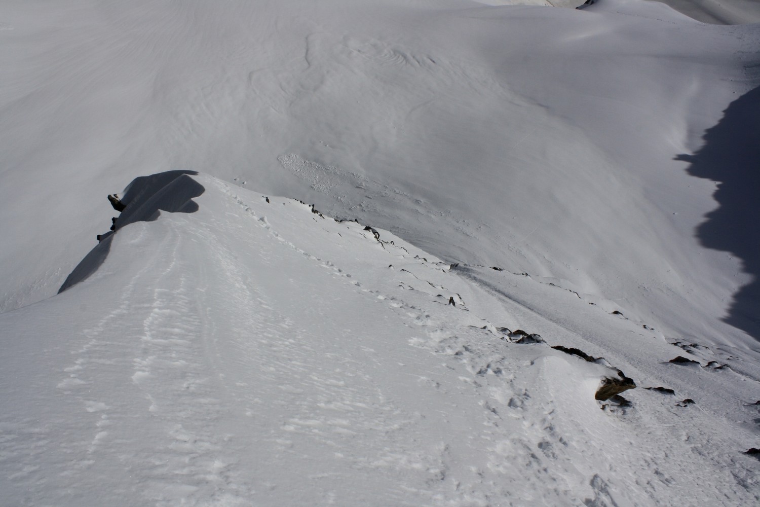 La partie inférieure, vue du haut de l'arête neigeuse