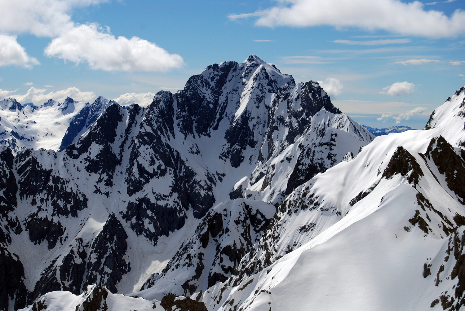 IL versante NW del Pizzo di Coca 3052 m visto dal Pizzo di Rodes 2829 m.