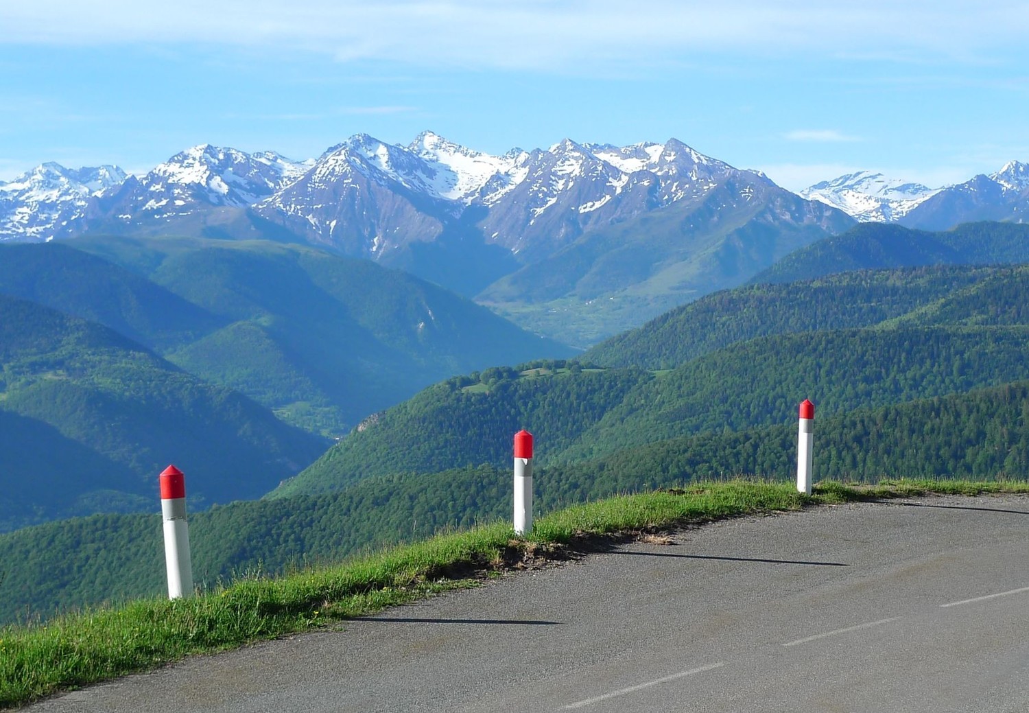 il ne reste plus beaucoup de neige sur les sommets des Pyrénées (depuis la route du col d'Aspin)