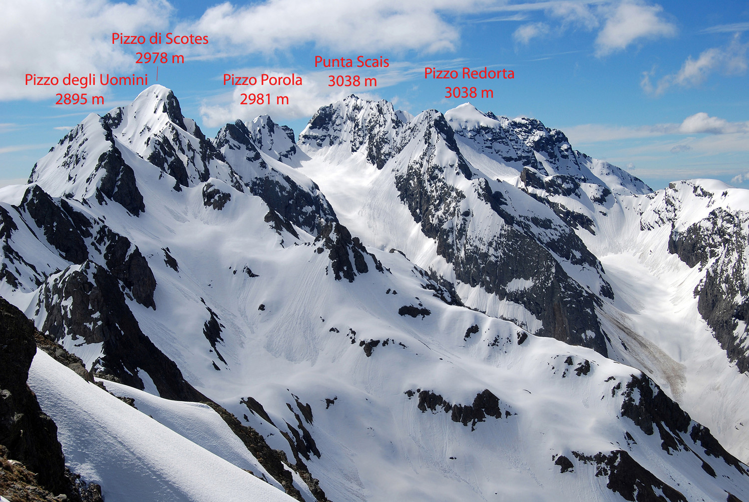 Vista istruttiva dal Pizzo di Rodes 2829 m, sulle maggiori cime delle Alpi Orobie.