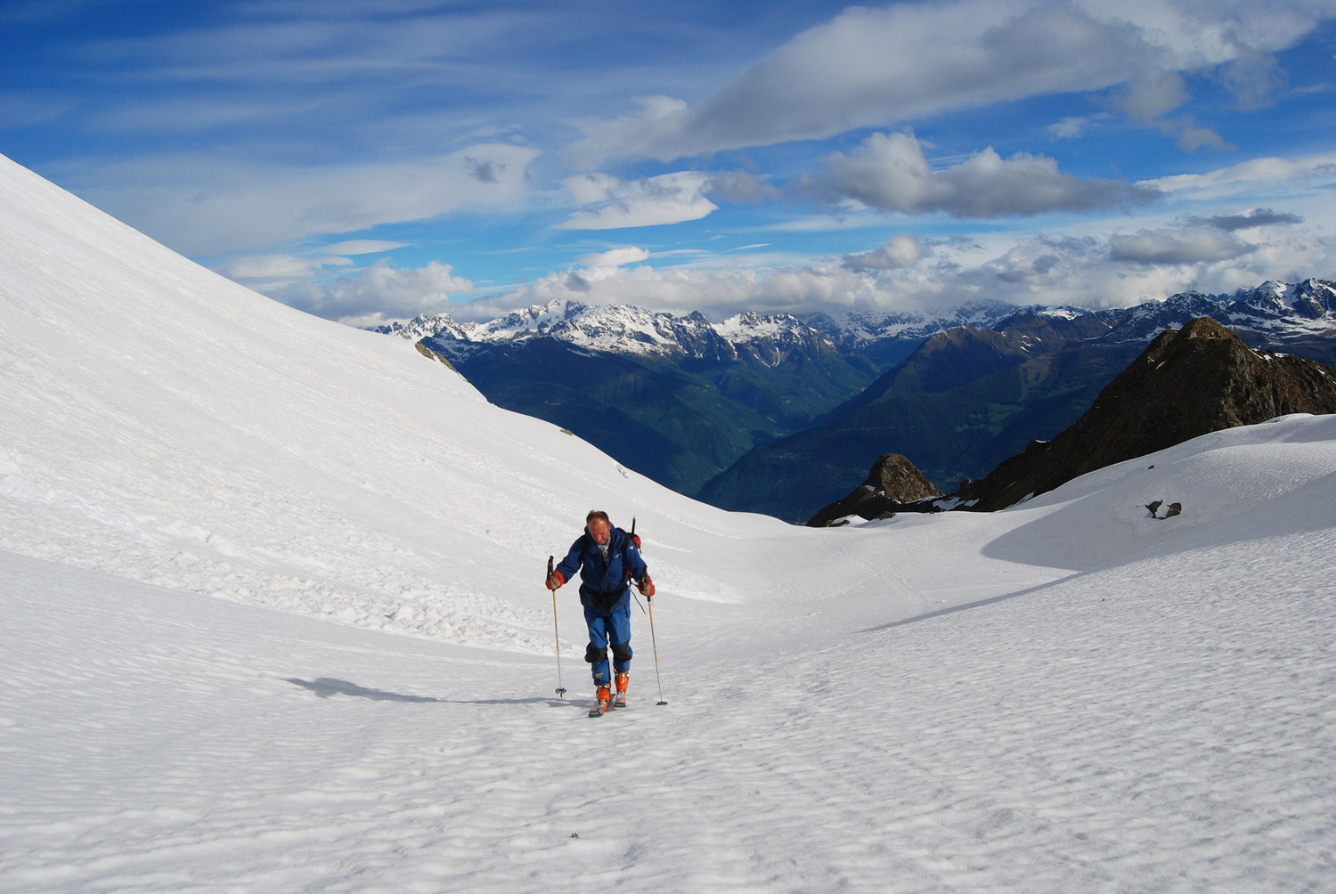 Salendo al Pizzo di Rodes a circa 2300 m, con le montagne della Val Fontana sullo sfondo.
