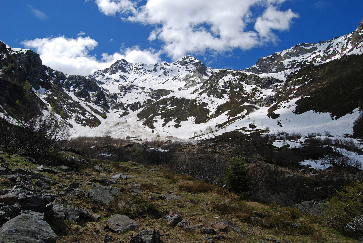 Lo sbocco del vallone a NNW del Pizzo di Rodes visto presso la baita Piateda di Sotto 1796 m con vista sulla Punta della Pessa versante NNE.