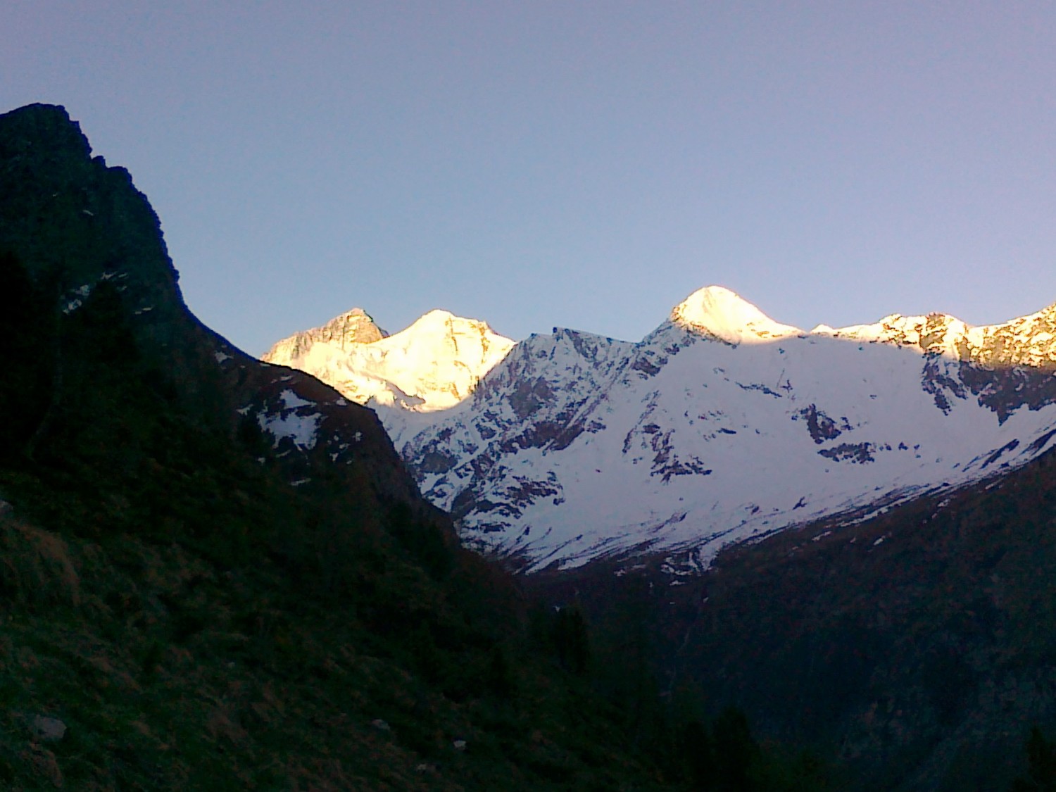 Le jour se lève sur la Dent Blanche, le Gd Cornier et sur le Pigne, un peu trop vite en ce début juin