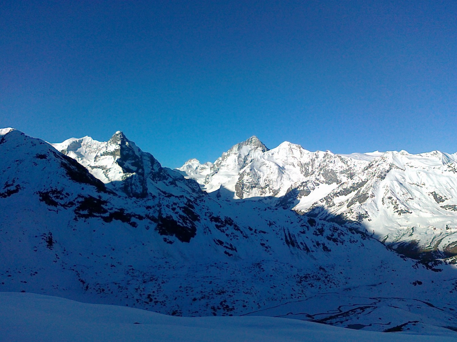 Toute la motée jusqu'à 3200m se trouve bien à l'abris du soleil matinal