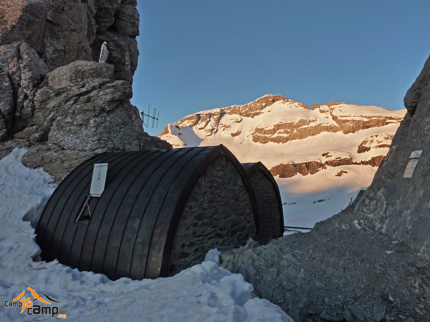 Brèche et Refuge de Tuquerouye - Versant Nord massif du Mont Perdu
