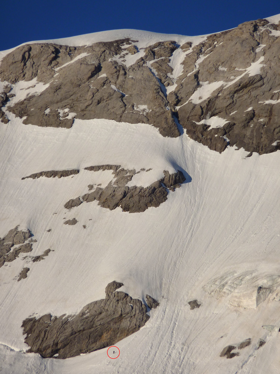 Un alpiniste dans la partie supérieure de la face nord du Mont-Perdu