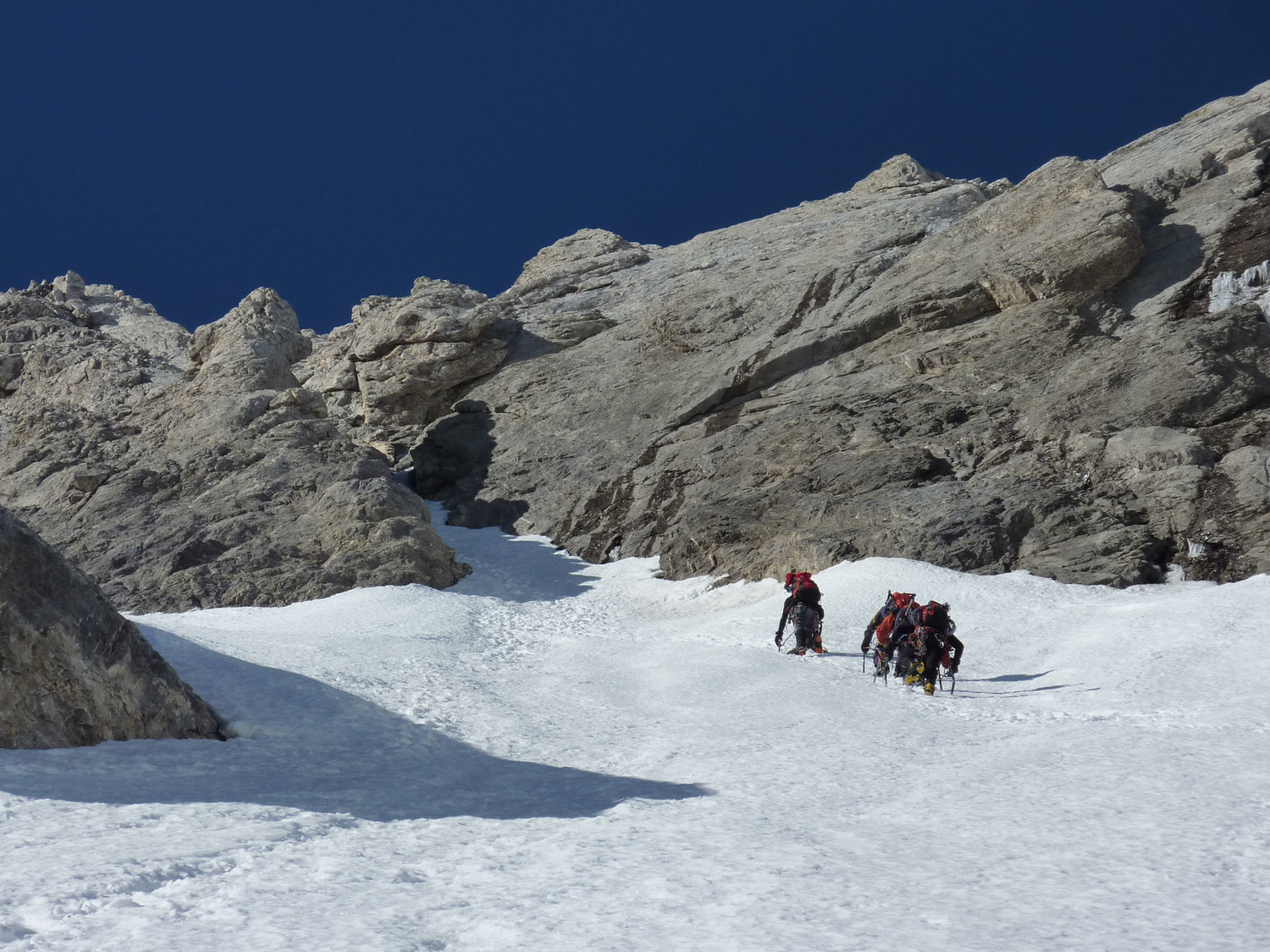 Une cordée espagnole aborde le goulet du couloir supéireur de la face nord classique du Mont-Perdu