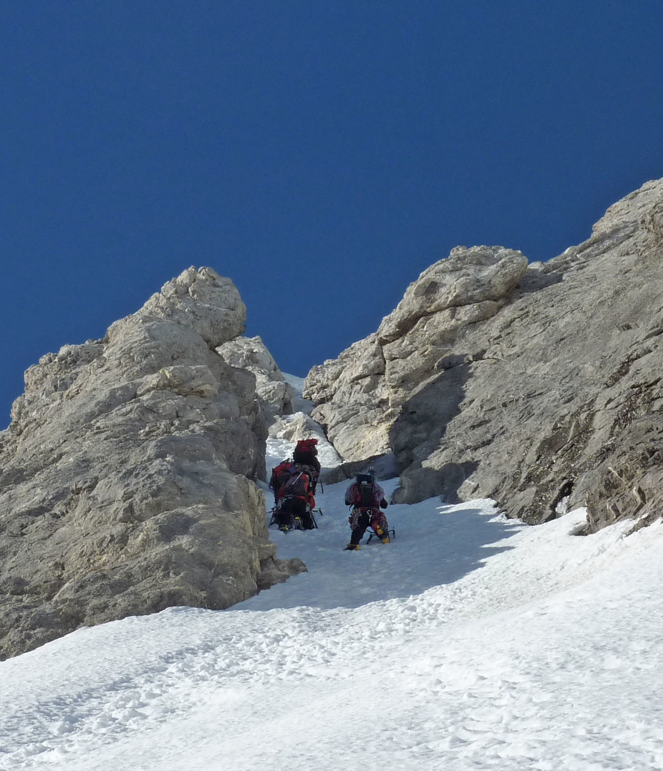 Une cordée espagnole dans le goulet du couloir supéreur de la face nord classique du Mont-Perdu