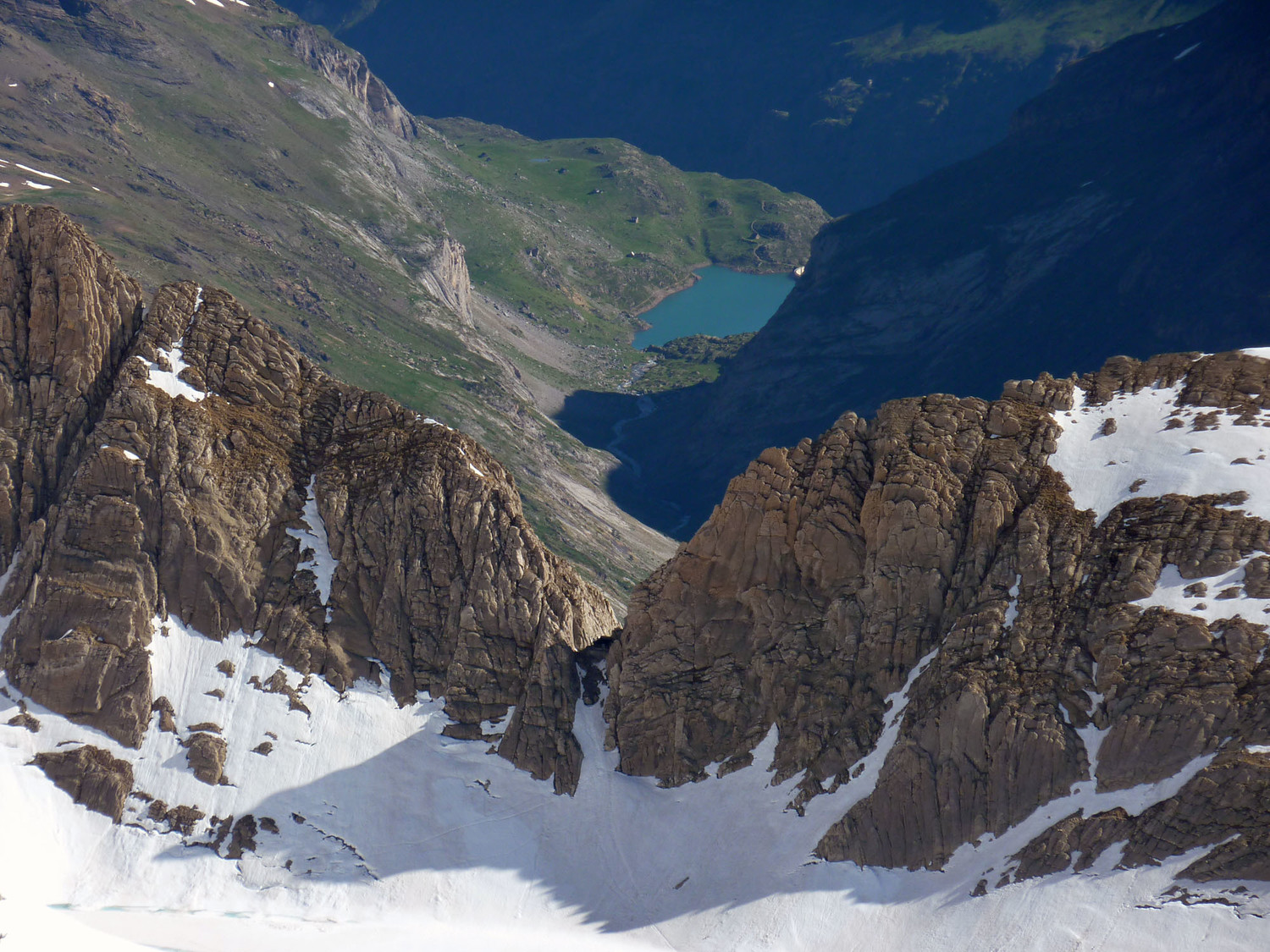 Alignement de la Brèche de Tuquerouye et du barrage des Gloriettes depuis le sommet du Mont Perdu