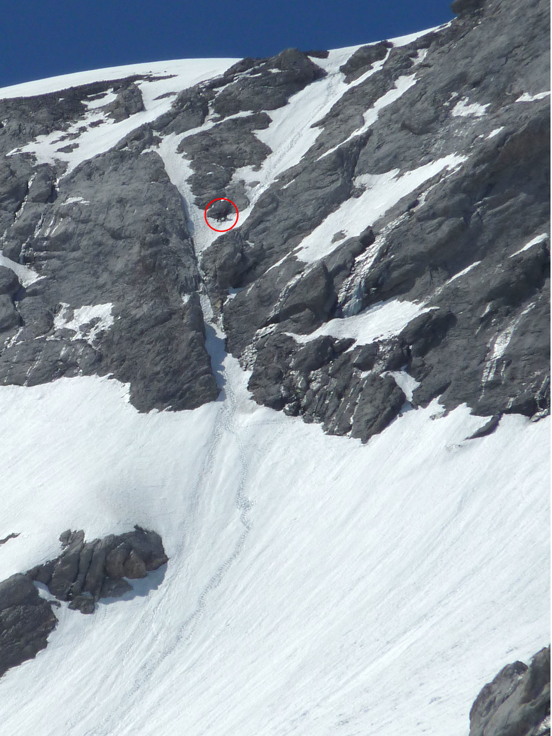Cordée sortant du couloir supérieur de la face nord classique du Mont Perdu