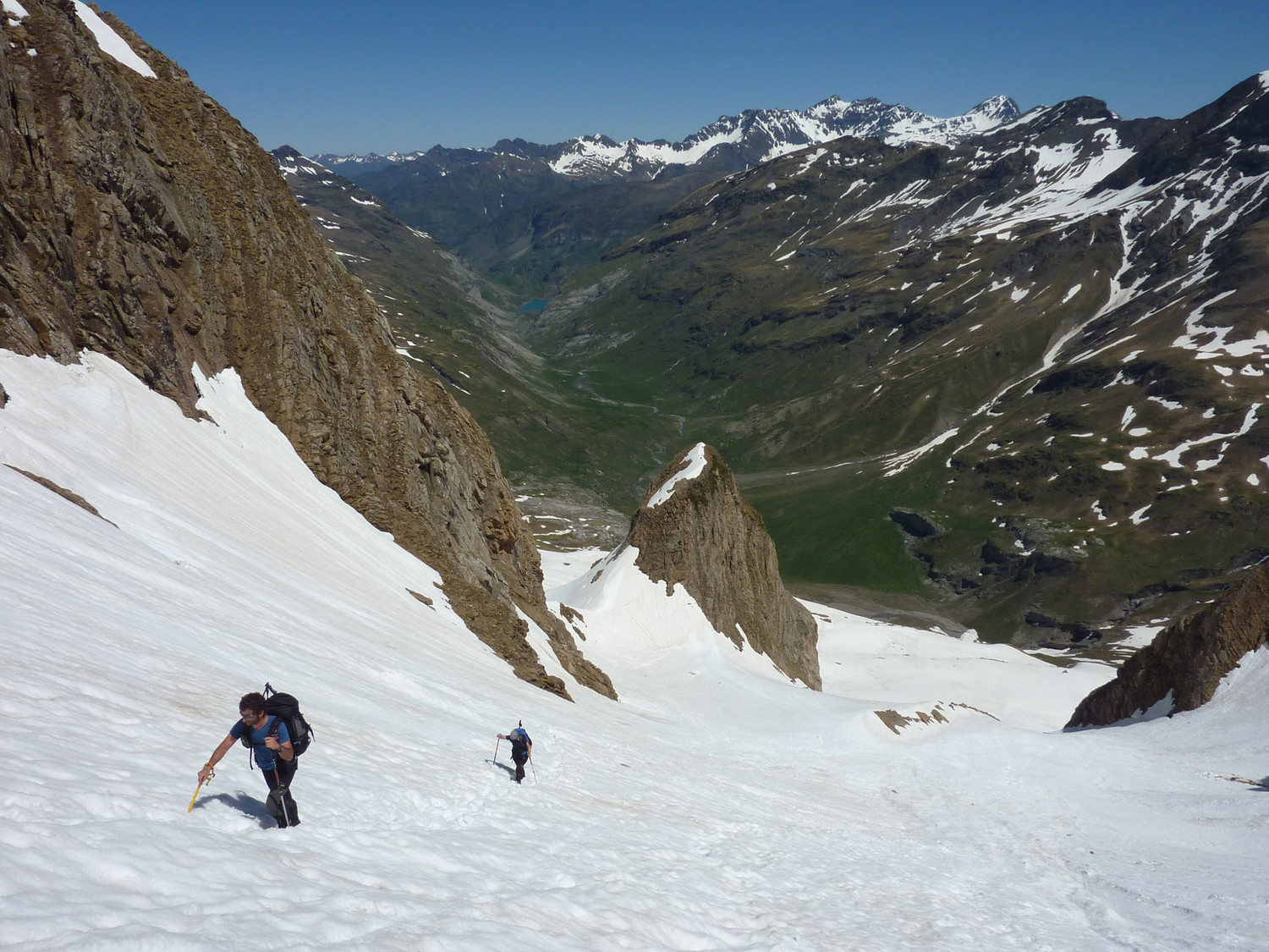 Cordée ibérique en train de remonter le versant nord du couloir de Tuquerouye