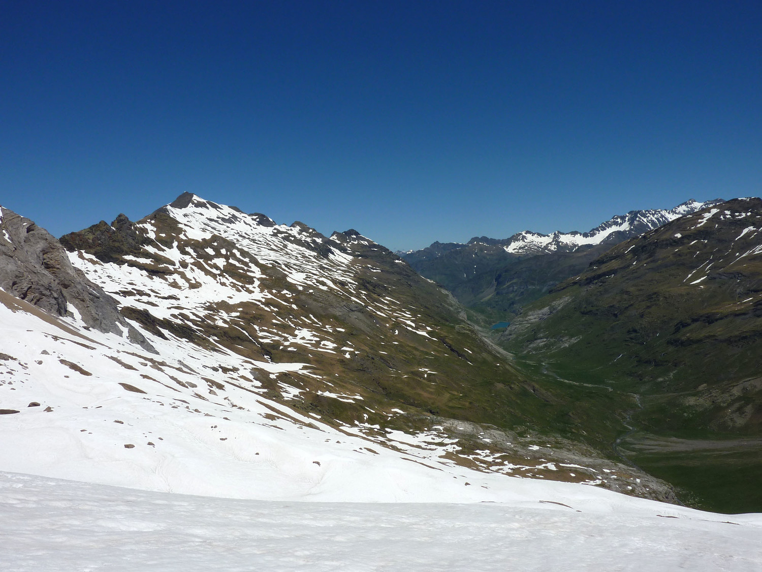Vallée d'Estaubé avec barrage des Gloriettes, Piméné et hourquette d'Alans, vus du couloir de Tuquerouye