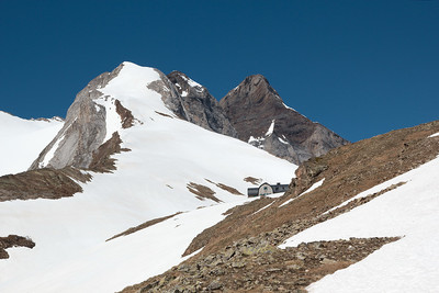 Refuge de Bayssellance devant Petit Vignemale et Pique Longue du Vignemale