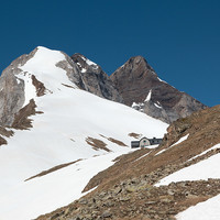 Refuge de Bayssellance devant Petit Vignemale et Pique Longue du Vignemale