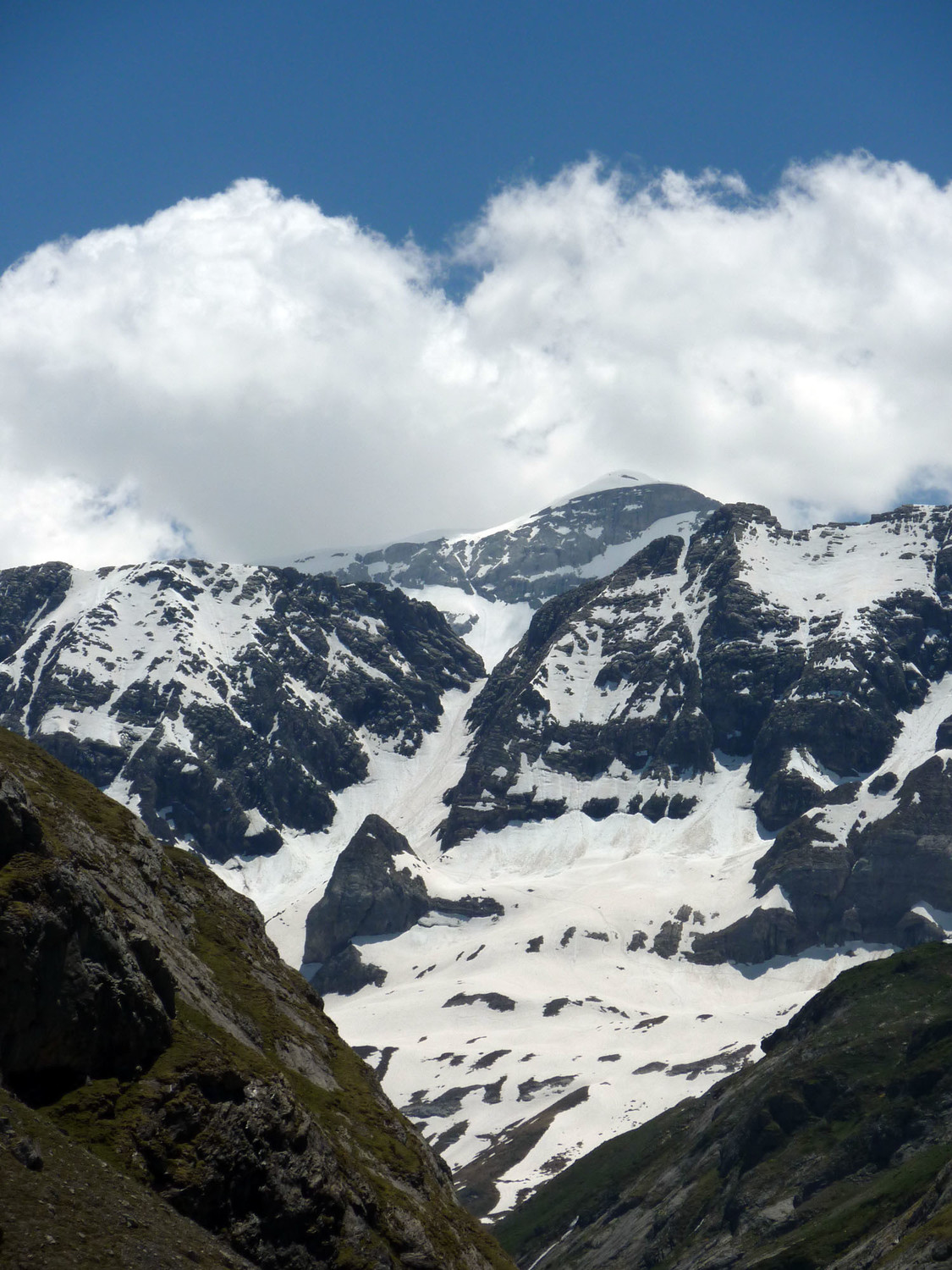 Couloir de Tuquerouye et face nord (est) du Mont Perdu, alignés depuis le barrage des Gloriettes