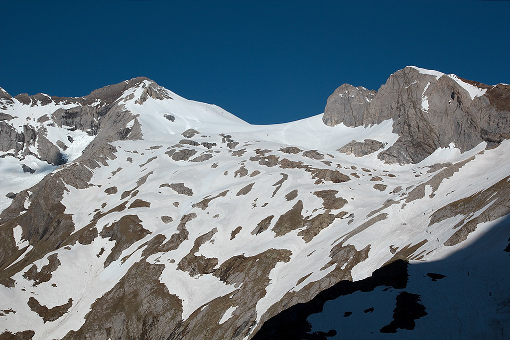 Il y a foule dans la montée vers le glacier d'Ossoue