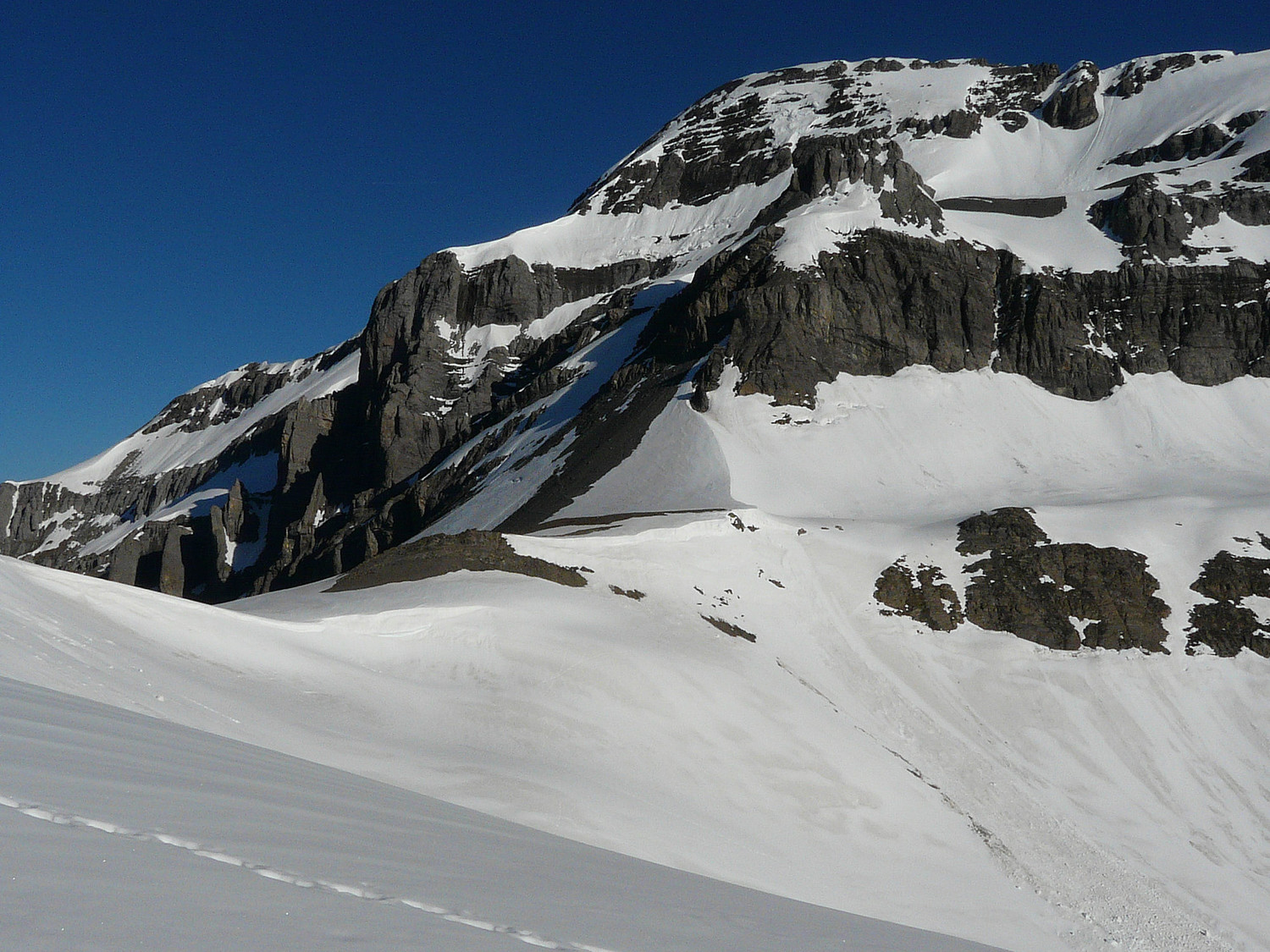 Le col de Tenneverge et le pic derrière