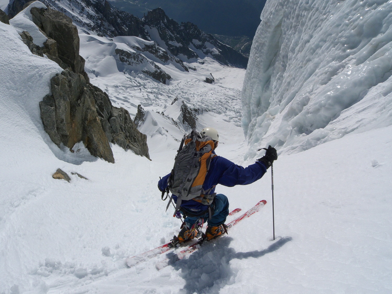 Départ à ski entre le dernier bastion rocheux et les séracs.