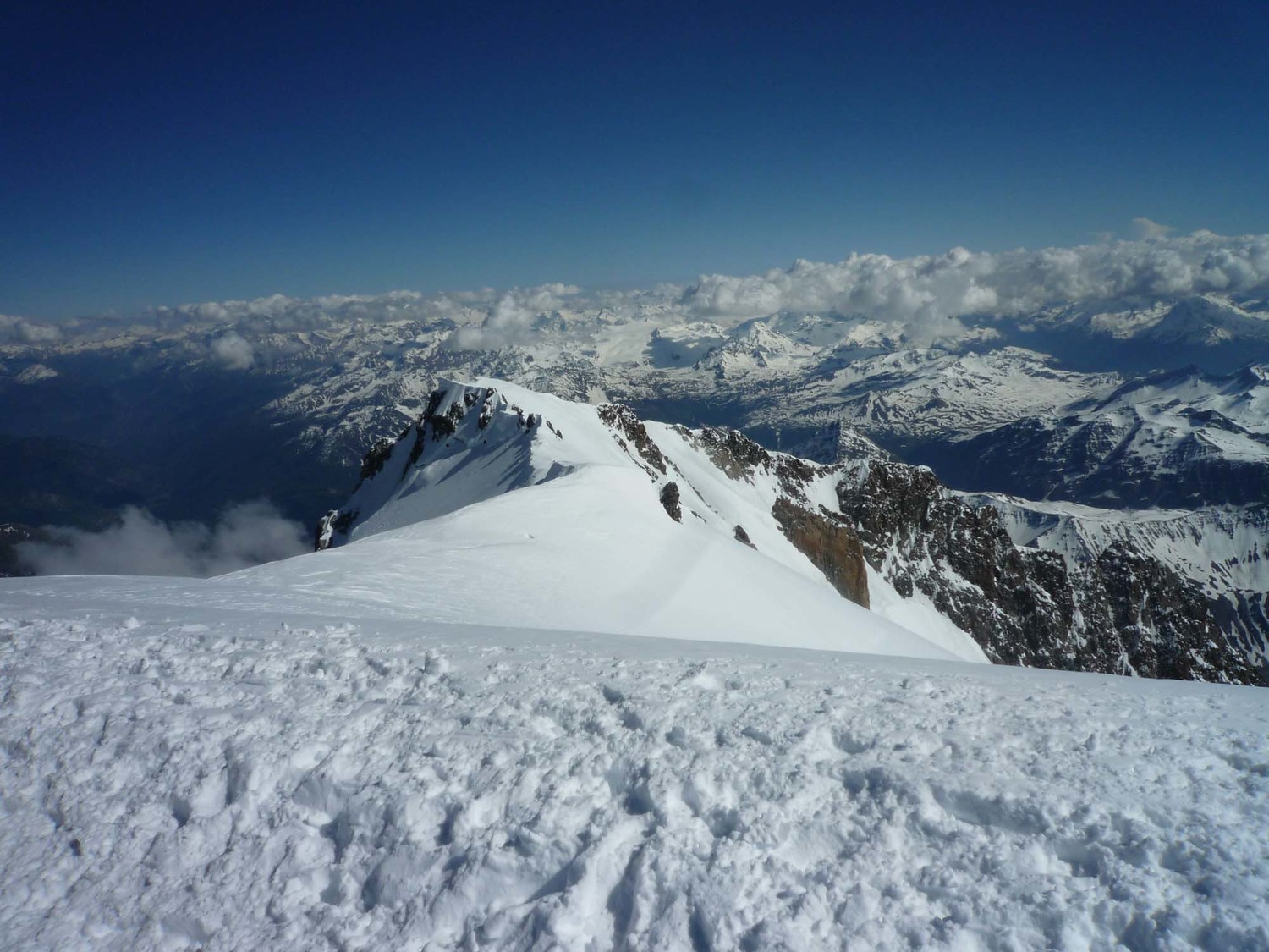 Sommet. Vue sur Mont Blanc de Courmayeur. La fois précédent nous sommes sortis par là.