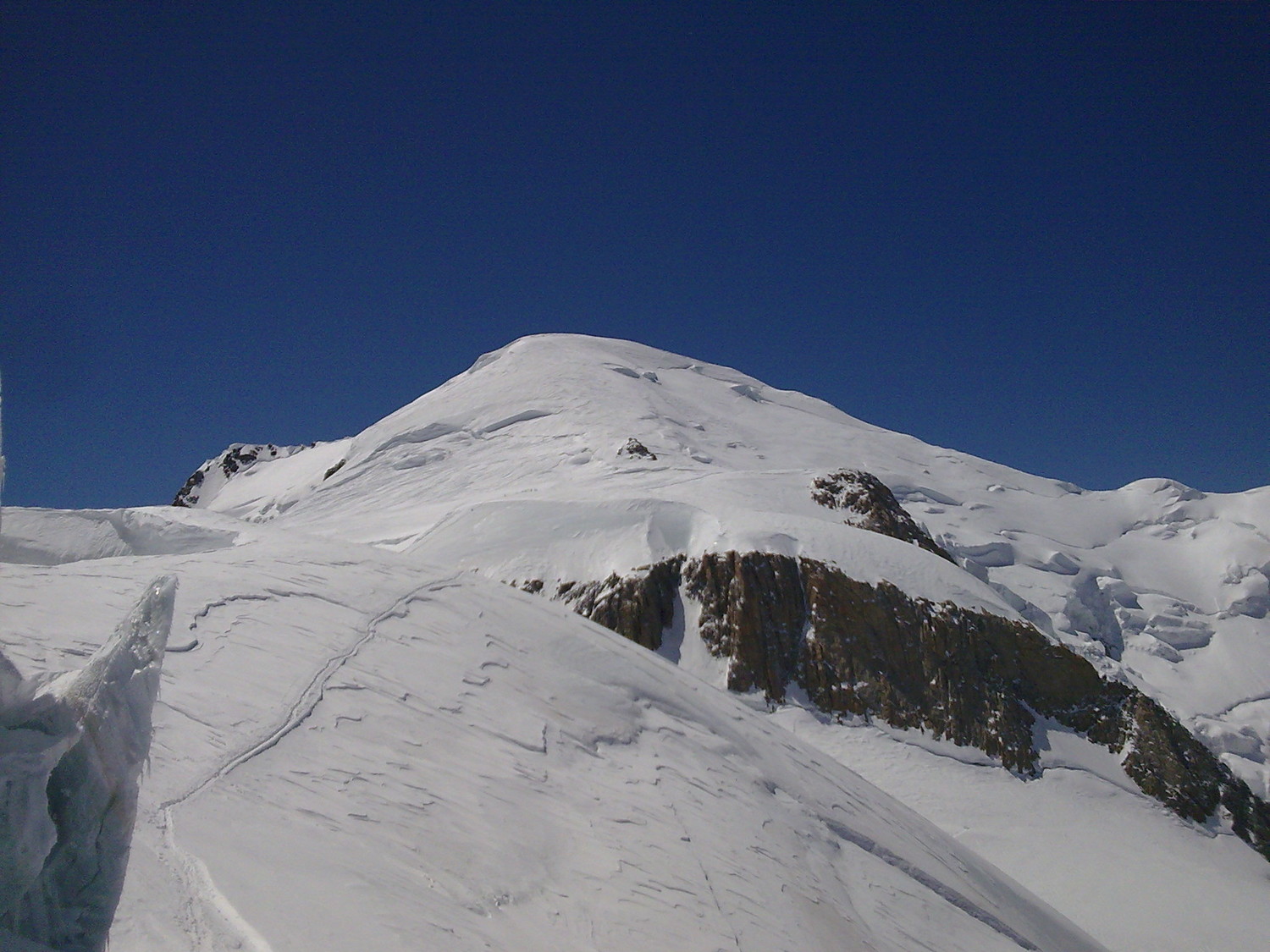 Vue sur le mur de la Côte depuis le col de la Brenva