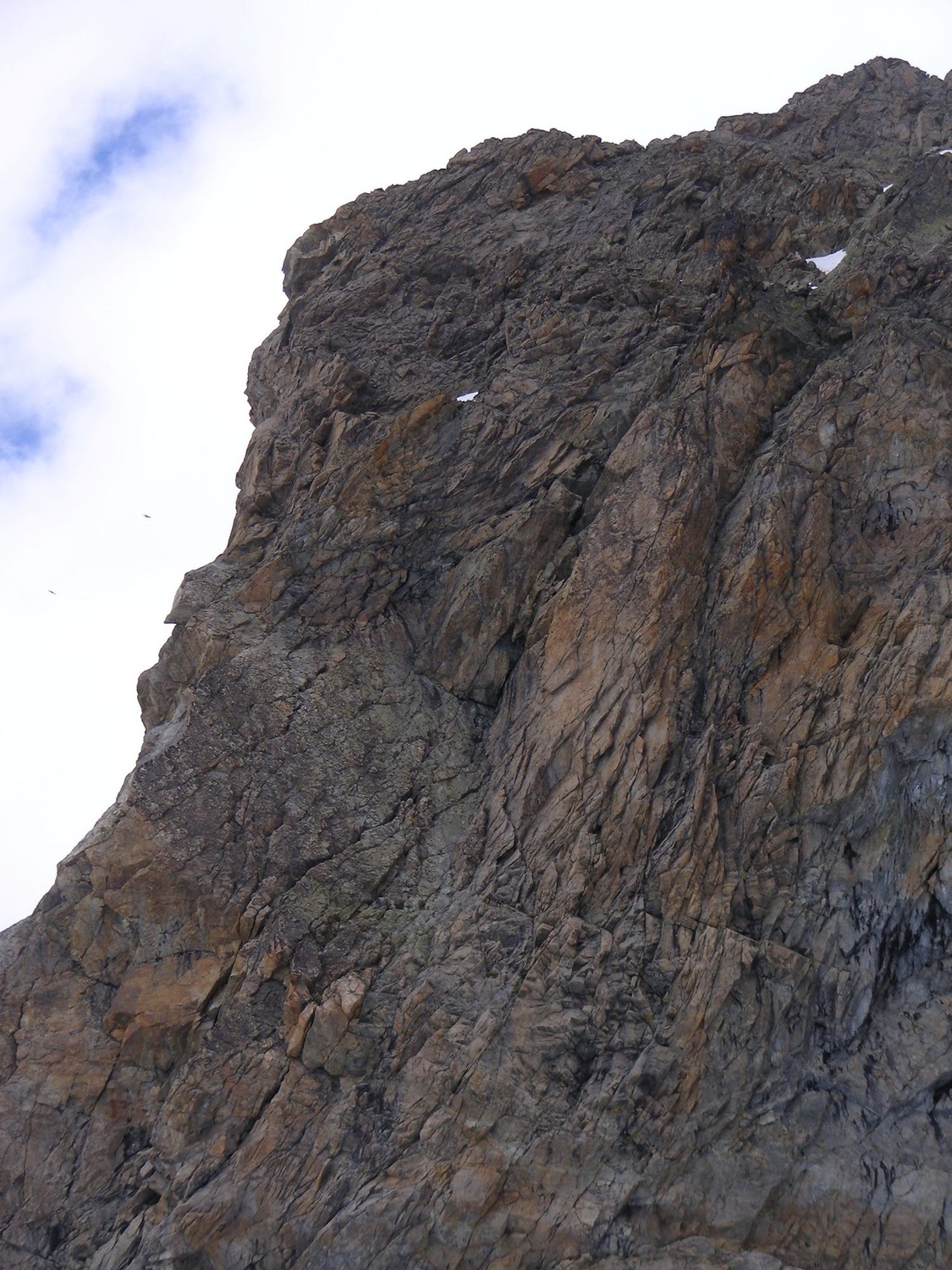 La grande dalle noire du premier ressaut de l'arête W de la Pointe des Aigles