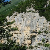 Toussière au fond, Gorges de la Cayre devant