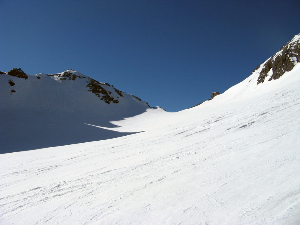 Il bivacco Ninotta e i ruderi del rifugio Locatelli al passo di Tuckett.