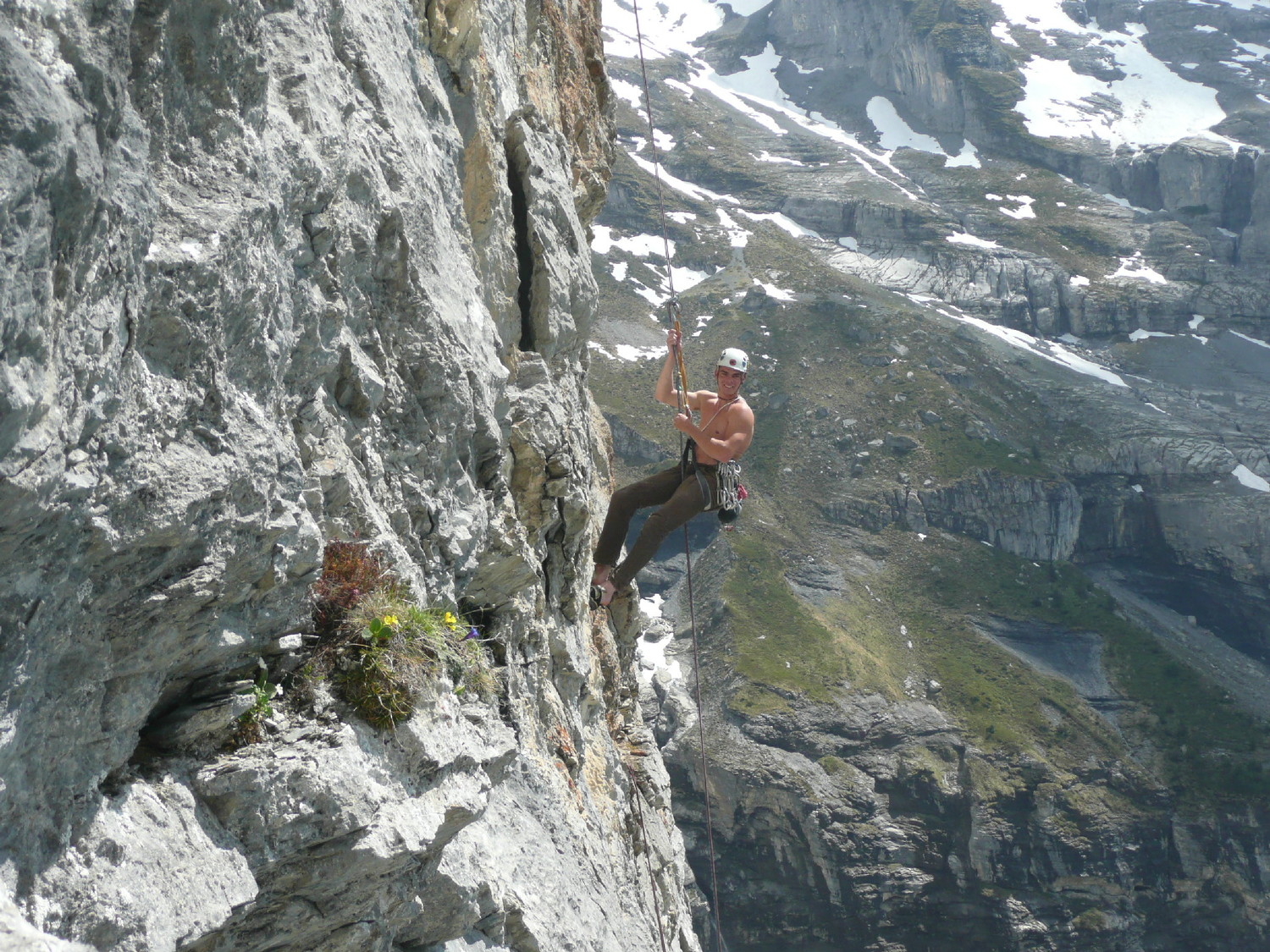 descente en rappel d'une cordée suisse